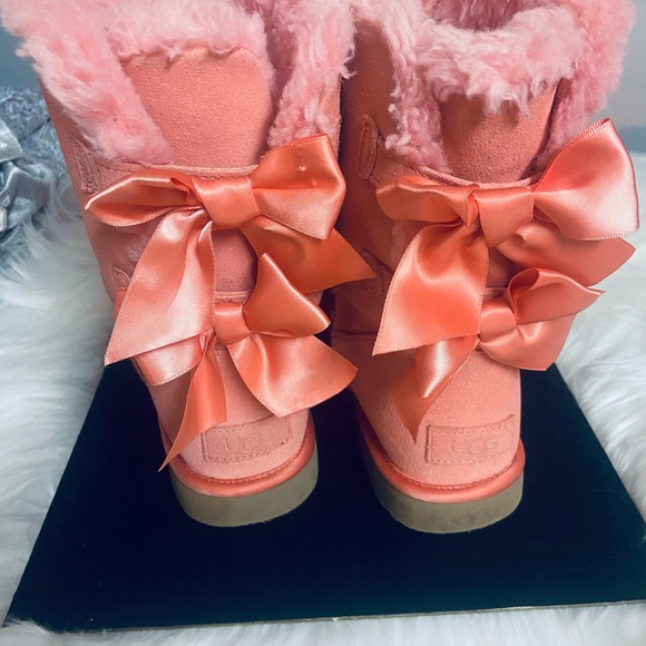 Ugg Short Boots Sz10 Women’s Salmon Color w/ Satin Bows - Picture 2 of 6